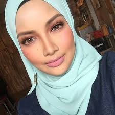 To those of you stay in uk and europe, naelofar hijab is now available for you guys to purchase! Pin On Neelofa Outfit Choices