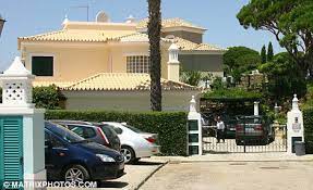 Dolores aveiro está ingresada en le hospital nélio mendonça, en funchal, que de momento no ha dado ninguna información al respecto. Cristiano Ronaldo Kicks In A Car Window After Spotting Teenage Girl Videoing Him Daily Mail Online