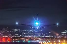 大阪伊丹空港 千里川土手~美しい滑走路の夜景と飛行機直下のド迫力！ | 大阪府の観光情報