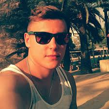 Cześć, ja z takim zapytaniem 😅 w aucie żony a4b7 kombi, po ulewach  pojawiła się woda. Z przodu jak i z tyłu po stronie pasażera. Odpływy pod  maską zostały wyczyszczone, a wodę