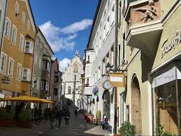 Schwaz ist eine bezirkshauptstadt im bundesland tirol in österreich und liegt im mittleren unterinntal, etwa 30 km östlich der landeshauptstadt innsbruck am. Schwaz Altstadt Das Solltest Du In Schwaz In Tirol Sehen