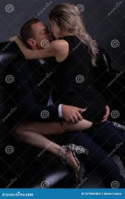 Baci Appassionati Di Una Sexy Coppia Di Innamorati Fotografia Stock -  Immagine di ritratto, femmina: 231894404