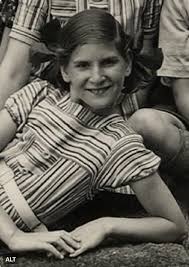 22 декабря 1927 г. Голландская еврейка Бетт Сандерс родилась в Амстердаме.  Ее депортировали в Освенцим из Вестерборка в августе 1943 года. Она не  выжила.