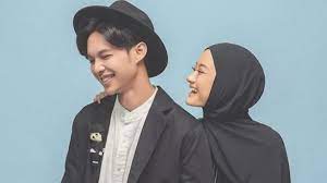 Dinda hauw dan suaminya, rey mbayang saat ditemui seusai mnejadi bintang tamu acara talk show di kawasan tendean, jakarta selatan, beberapa hari lalu. Let It Be More Romantic Rey Imagine Being Ready To Teach Dinda Hauw To Cook