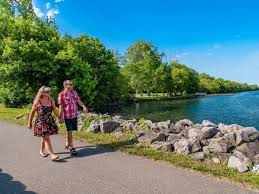A Quelques Pas De Montreal La Monteregie Cache Plus De 130 Km De Sentiers Pedestres Aux Paysages Uniques Marche Raquette Ou Ski D Travel Hiking Golf Courses