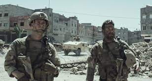 Military history, the film stars bradley cooper as chris kyle and sienna miller as his wife taya ranae kyle. American Sniper Film Rezensionen De
