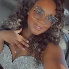 Alicia Holmes's Instagram, Twitter & Facebook