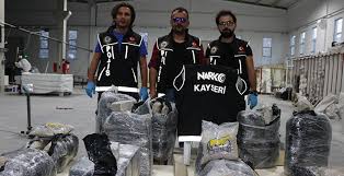 İkametlerde yapılan aramada, çeşitli miktarlarda sentetik uyuşturucu ele geçirildi. Son Dakika Kayseri De Dev Uyusturucu Operasyonu Tam 235 Kilo Ele Gecirildi