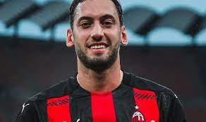 Hakan çalhanoğlu'nun ailesi aslen bayburt'ludur. Hakan Calhanoglu Ingiltere Yolcusu