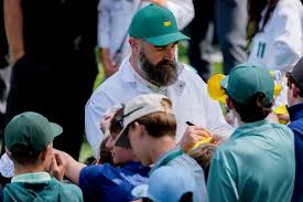 Kevin Hart, Jason Kelce caddie at Masters Par 3 contest