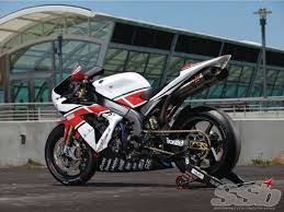 04 06 Yamaha R1 Race Track One Of The Best Looking Bikes Yamaha R1 Yamaha Yamaha Bikes