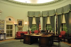 White House Oval Office The Replica Of The Oval Room As It Looked During President Truman S White House Tour Aka White House House Inside