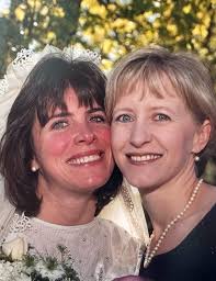 What happens when, in the span of four months, a Diva kitty is moved from  her home state of Minnesota, living in the lap of luxury, to a tiny  Southern California beach