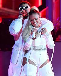 Prueba de ello es el divertido video publicado por el cantante de trap en su cuenta de instagram y luego de confirmar su relación amorosa en medio de besos sobre los escenarios y ser vistos juntos en reiteradas ocasiones, karol g y anuel aa lanzaron. Karol G On Instagram Latinbillboards Los Culpables Princesa Karolg Fotos Sensualidad Mujer Famosos Imagenes De Cantantes