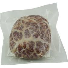 Dopo aver macellato il maiale (rigorosamente con luna calante) e lasciato riposare per una giornata intera, spolperemo e selezioneremo la carne Mortandela Della Val Di Non Lunelli Specialita Alimentari