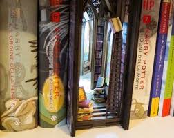 Pin By Sara Leger On Livres Scenettes In 2020 Bookshelf Art Book Nooks Diorama