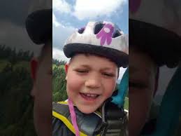 Instalaţia are o lungime de 1,1 kilometri şi o diferenţă de nivel de circa 100 de metri. Tiroliana Palma Cea Mai Lunga Din Romania Youtube