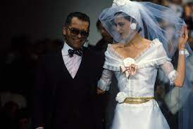 Dieses hochzeitskleid hat schon mehr als eine hochzeit mitgemacht. Karl Lagerfeld Und Die Chanel Braut In 28 Laufsteg Bildern Vogue Germany