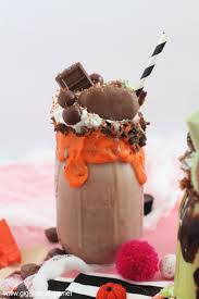 It typically consists of one or more scoops of ice cream topped with sauce or syrup and in some cases other toppings such as: Halloween Monster Freak Shakes Giggles Galore