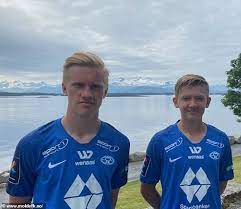 € * 21.07.2000 in leeds, england Erling Haaland Vetter Schilder Angebot Wir Verfolgen Um In Die Fussstapfen Von Dortmund Star Und Ole Gunnar Solskjaer Aktuelle Boulevard Nachrichten Und Fotogalerien Zu Stars Sternchen