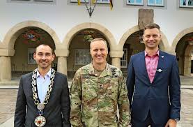 Corresponding to a captain in the u.s. Antrittsberuch Im Boblinger Rathaus Colonel Verspricht Kooperation Boblingen Stuttgarter Nachrichten