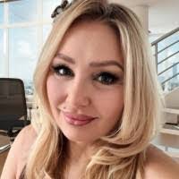 Linda Loi's Instagram, Twitter & Facebook