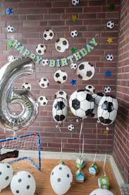A 11 spieler und zwei torwarte. Plane Die Ultimative Fussball Party Mit Unseren Tipps Ideen Fur Champions Pink Dots Partystore Deko Blog