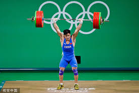 37岁的不老军神中国运动员 吕小军 以抓举170公斤，挺举204公斤，总成绩374公斤，夺得了金牌，这也是中国军团在本次东京奥运会上收获的第21枚金牌，同时吕小军创造了抓、挺、总成绩三项 奥运 会纪录。 Ry 2lqnlzua0hm