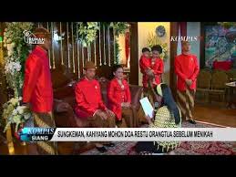 Kata kata sungkeman pernikahan bahasa jawa. Kahiyang Ayu Meminta Restu Dalam Bahasa Jawa Youtube
