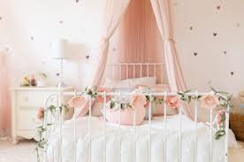 Canopy bed — a canopy bed is a decorative bed somewhat similar to a four poster bed. 20 Great Ideas For A Canopy Bed In A Girl S Room