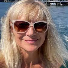 Dawn Huck's Instagram, Twitter & Facebook