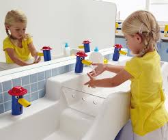 Kinderwaschbecken zur befestigung am badewannenrand, geeignet für badewannen mit bis zu 8 cm wannenrandbreite, für mehr selbstständigkeit beim händewaschen. 4bambini Neue Waschrinne Fur Kindergarten Kinderwaschbecken Kinderwaschtisch Mit Sensorarmaturen
