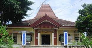 Sunan drajat juga disebut dengan raden qasim dan dikenal juga dengan nama maulan hasyim, raden syarifuddin, pangeran kadrajat, dan sunan mayang madu. Museum Sunan Drajat Berwisata Sambil Mempelajari Sejarah Tempat Me