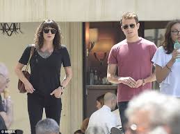 Il riyal di qatar e dubai riyal aveva circolato dal 1966 in tutti gli emirati eccetto abu dhabi, dove il dirham sostituì il dinaro del bahrain con un cambio di 1 dirham = 0,1 dinar. Asia Argento Embraces Hugo Clement Who Shared Her Attack On Harvey Weinstein In Cannes Express Digest