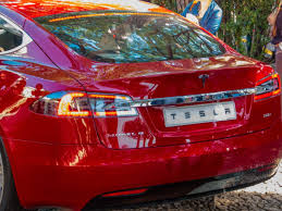 Invetsterare fruktar att teslas nya model 3 (bilden) ska kannibalisera på de tidigare lyxmodellernas försäljning, enligt reuters. Kopa Tesla Aktier Tsla Aktiekurs 2021 Realtid