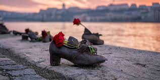 Zapatos en el Danubio Budapest - memorial Holocausto grupos escolares historia Segunda Guerra Mundial