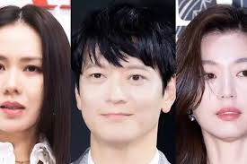 Jun Ji Hyun, Son Ye Jin, Kang Dong Won dan 2 Ribu Lebih Lainnya Tuntut  Presiden Korsel Dimakzulkan dan Ditangkap