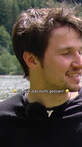 Zwischen Leipzig und Berlin sind Tierarzt Dr. Michael Kreher und  Veterinärmedizin-Studentin Theresa unterwegs zu einem Schweinehof. 💪 Sie  müssen die Schweine zu testen, um dadurch die Ausbreitung der Schweinepest  einzudämmen. "Achtung Kontrolle!",
