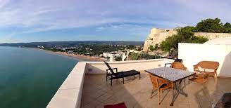 Gli appartamenti sono l'ideale, invece, per famiglie e gruppi numerosi che vogliano trascorrere le vacanze sul mare di vieste alloggiando in ambienti spaziosi con angolo cottura, potendo in questo modo gestire i propri tempi e orari senza alcun vincolo. Case E Appartamenti Vacanze Vieste Da 39 Hundredrooms