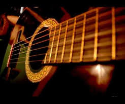 Los cuales producen sonido al golpearlos contra la pared interna de la esfera. Bolero Y Guaracha