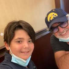 I due, che si sono fidanzati nel 2008, si sono sposati nel 2010 e sono diventati genitori del piccolo, sulla cui scuola il papà dichiarato che non lo farà andare all'università ma. Flavio Briatore Il Figlio Serve Cappuccini Al Bar I Primi Passi Nel Business