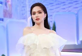 Hương giang idol tên đầy đủ là nguyễn hương giang, tên thật là nguyễn ngọc hiếu, sinh ngày 29/12/1991.cô sinh ra trong một gia đình truyền thống nhỏ ở hà nội.là con trai một ở trong nhà, cả gia đình luôn đặt kỳ vọng lên cô. HÆ°Æ¡ng Giang Nhiá»u Láº§n Xáº¥u Há»• Vi Bá»‹ Bá»' Gá»i Hoa Háº­u Hiáº¿u Giáº£i Tri Thanh Nien