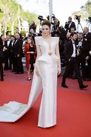Lý nhã kỳ chụp ảnh cùng đoàn nghệ sỹ việt tham dự lhp cannes. Ly Nha Ká»³ Va Nhá»¯ng Láº§n Can Quet Tháº£m Ä'á» Cannes Ä'áº³ng Cáº¥p Cháº³ng Kem Sao Quá»'c Táº¿ Gay Sá»'t Nháº¥t La Man Ä'á» Sáº¯c Ben Pháº¡m BÄƒng BÄƒng