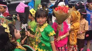Model baju batik ini pun sangat cocok dijadikan seragam kerja, loh. Foto Meriahkan Hut Ri Murid Sdi Kassi Kassi Pawai Pakai Baju Adat Tribun Timur
