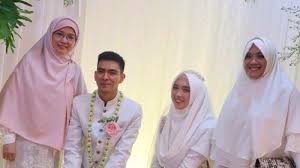 Sang ustaz tidak pernah absen tampil di televisi dan radio. Pengadilan Agama Kota Bandung Beri Penjelasan Terkait Kabar Aa Gym Talak Tiga Teh Ninih