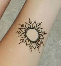 But, you can make your tattoo even more elegant by adding a piece this particular sun henna tattoo may seem simple to you, but it has a very strong presence. Henna Sun Tattoo Beauty Stylish Me Henna Tattoo Designs Henna Tattoo Small Henna
