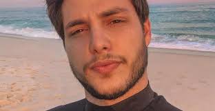 Descamisado, Bruno Guedes relembra dia de praia e confessa: ''Uma saudade  daquelas''