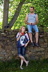 Ústřední melodii filmu babovřesky zpívají lucie vondráčková a josef vágner. Zdenek Troska A Lucie Vondrackova Drsna Hadka Nataceni Spolecneho Filmu V Ohrozeni Ahaonline Cz