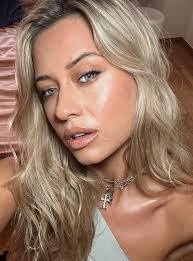 Polly Hook's Instagram, Twitter & Facebook