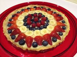 Estrarlo dal frigo, porre al centro gli amaretti interi e circondarli con mirtilli e fragole a metà formare un cordoncino di mirtilli lungo il bordo esterno della crostata e poi un altro cerchio con le. Torte Alla Frutta Foto 3 Di 40 10elol